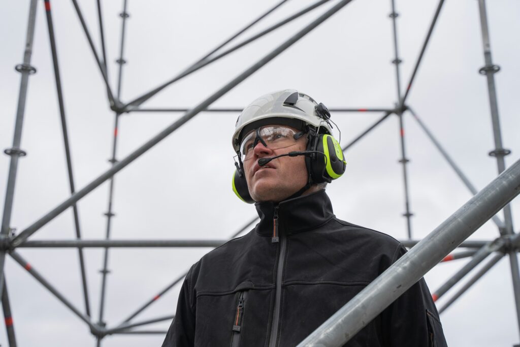 Tecnico con casco che supervisiona i lavori in cantiere