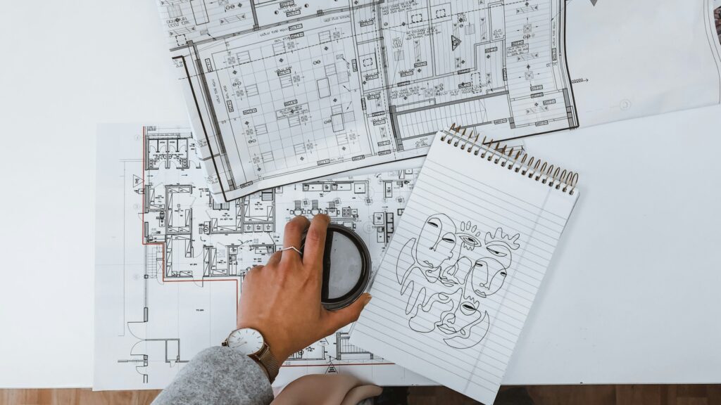 Tecnico che consulta le planimetrie di un progetto