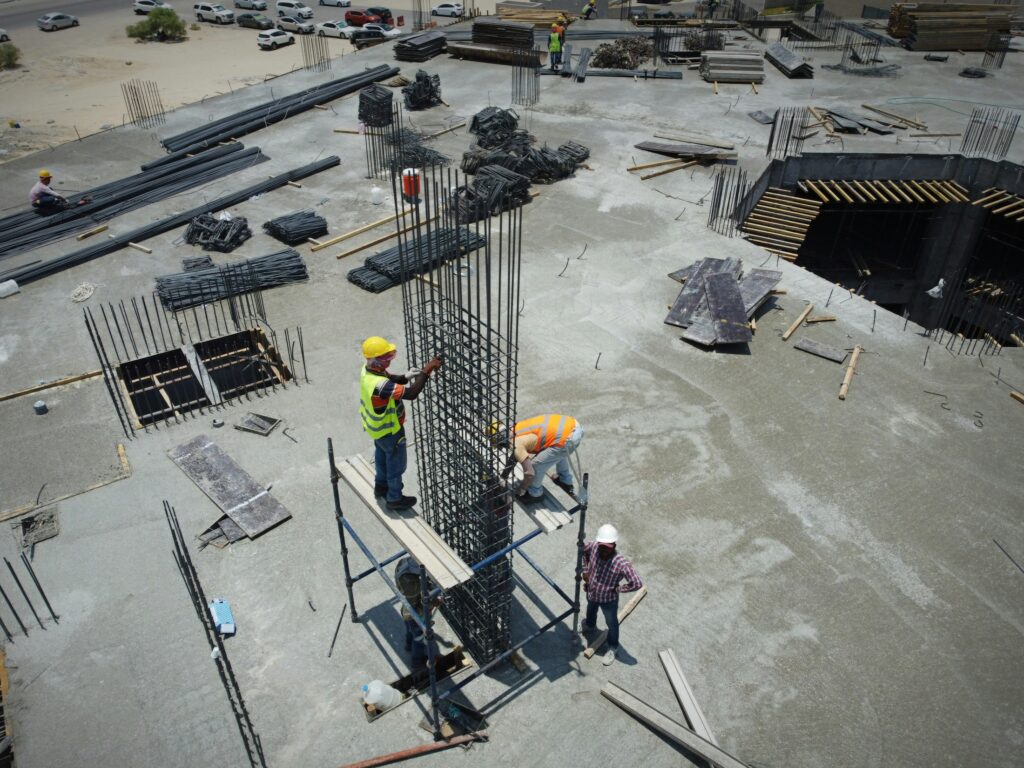 Operai al lavoro sulle armature di un solaio in cantiere