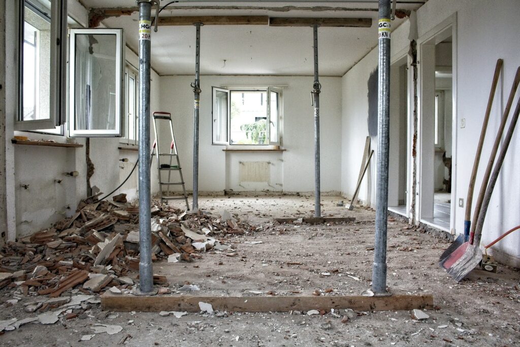 Ambiente interno in ristrutturazione con puntelli
